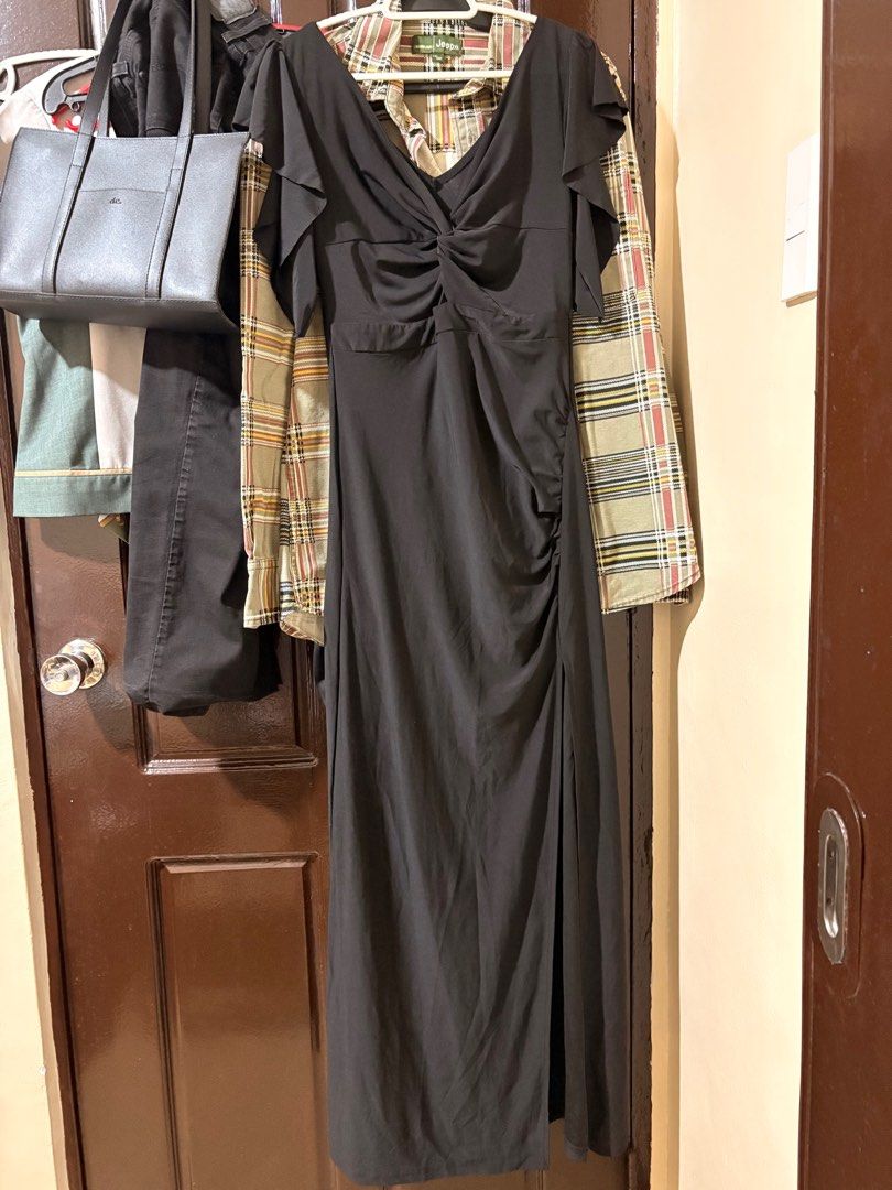 Black Maxi Dress with Slit (Category: Dresses) located in Manila. Submitted by orion_declutter (Listing ID 1401649257, Image 1). Description: - Black maxi dress - V-neckline - Ruched bust detail - Flutter short sleeves - Side slit - Slight sheen fabric - Ideal for special events Very sexy! .