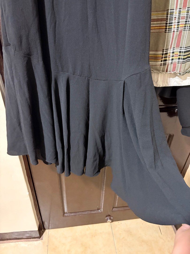 Black Sleeveless Dress (Category: Dresses) located in Manila. Submitted by orion_declutter (Listing ID 1401655711, Image 2). Description: - MM&CO black sleeveless dress - Features a round neckline - Flared hem design - Convenient back zipper closure - Unique textured fabric.