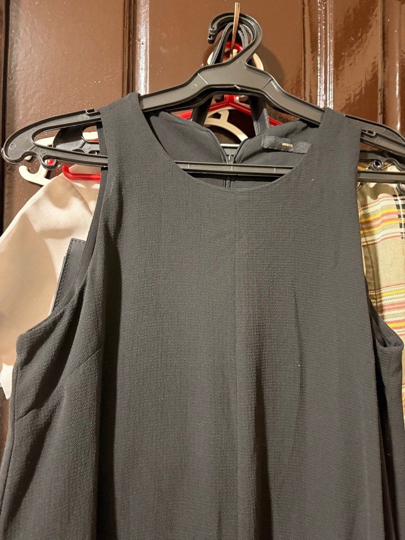 Black Sleeveless Dress (Category: Dresses) located in Manila. Submitted by orion_declutter (Listing ID 1401655711, Image 3). Description: - MM&CO black sleeveless dress - Features a round neckline - Flared hem design - Convenient back zipper closure - Unique textured fabric.