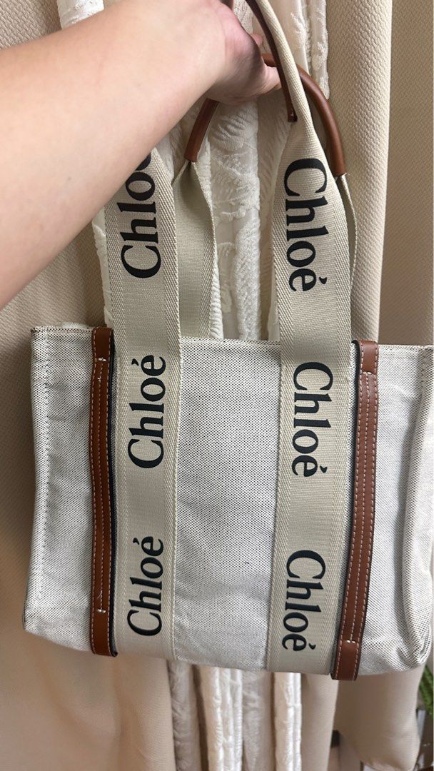 Chloe Woody Tote Bag (Category: Luxury Bags & Wallets) located in Muntinlupa City. Submitted by manikkamorota (Listing ID 1395803896, Image 3). Description: - Chloe Woody tote bag - Made with canvas and calfskin - Features a spacious interior - Includes double top handles - Rectangular shape with a flat base - Chloe logo printed on handles - Ideal for everyday use and travel.