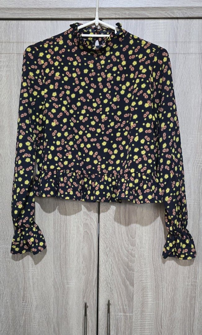 Cotton on crop top (Category: Blouses) located in Paranaque City. Submitted by nynadj (Listing ID 1401612581, Image 1). Description: no flaws semi-cropped B 33in L 18in BDO, BPI, Gcash.