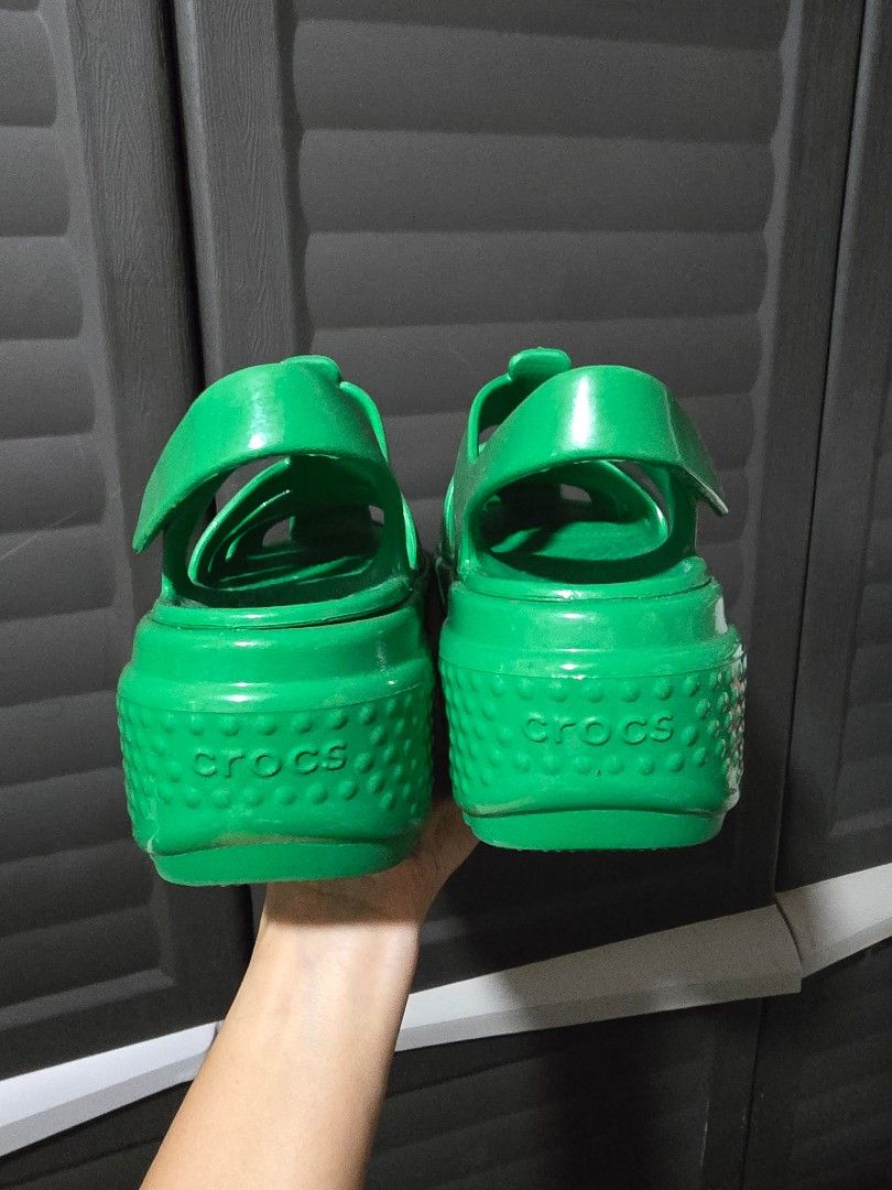 Crocs Mega Crush Sandals Green (Category: Sandals) located in Manila. Submitted by muliph (Listing ID 1401563971, Image 3). Description: - Green Crocs Mega Crush sandals - Platform sole - Adjustable strap - Woven design on upper - Crocs logo visible - Textured soles for grip.