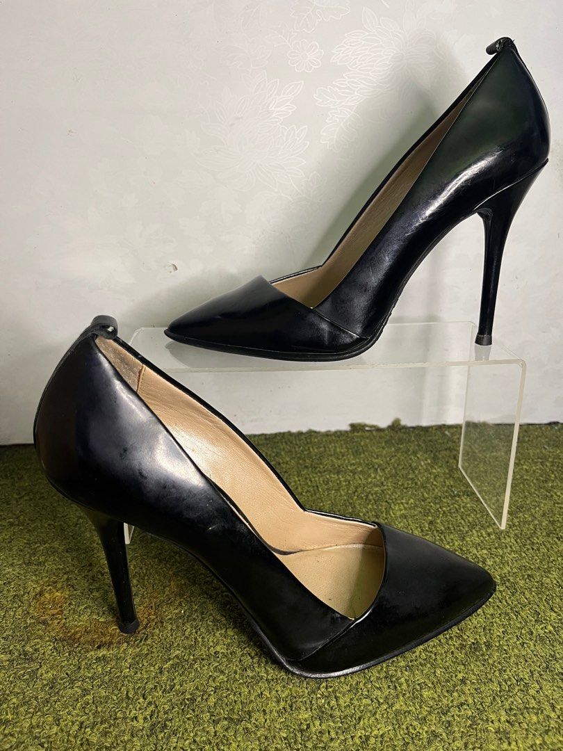 DKNY Black Pointed Shoes sz 5.5-6 (Category: Heels) located in La Trinidad. Submitted by dulcinea (Listing ID 1401664201, Image 2). Description: Authentic and in excellent condition Will fit sz 5.5-6 22.5 cm insoles Free sf for 3 items and up Feel free to browse more items DKNY black heels - Size: 5.5 - Pointed toe - Stiletto heel - Glossy finish - Light beige insole - Versatile design.
