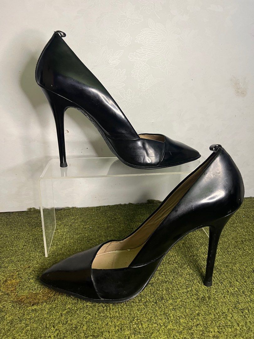 DKNY Black Pointed Shoes sz 5.5-6 (Category: Heels) located in La Trinidad. Submitted by dulcinea (Listing ID 1401664201, Image 3). Description: Authentic and in excellent condition Will fit sz 5.5-6 22.5 cm insoles Free sf for 3 items and up Feel free to browse more items DKNY black heels - Size: 5.5 - Pointed toe - Stiletto heel - Glossy finish - Light beige insole - Versatile design.