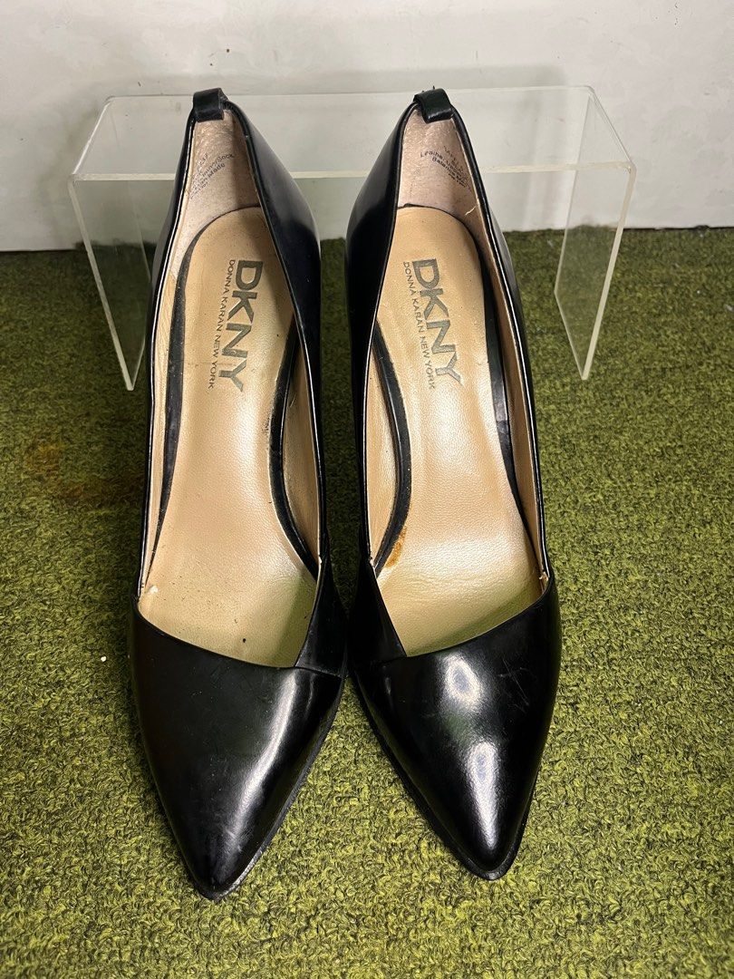 DKNY Black Pointed Shoes sz 5.5-6 (Category: Heels) located in La Trinidad. Submitted by dulcinea (Listing ID 1401664201, Image 1). Description: Authentic and in excellent condition Will fit sz 5.5-6 22.5 cm insoles Free sf for 3 items and up Feel free to browse more items DKNY black heels - Size: 5.5 - Pointed toe - Stiletto heel - Glossy finish - Light beige insole - Versatile design.