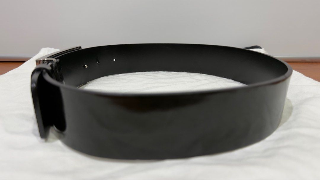 Gucci Silver G Buckle Black Leather Belt (Category: Luxury Accessories) located in Binangonan. Submitted by c_r_i_s (Listing ID 1401674701, Image 3). Description: Gucci Silver G Buckle Black Leather Belt Authenic Size 26 With light signs of use In very good condition! Made in Italy.