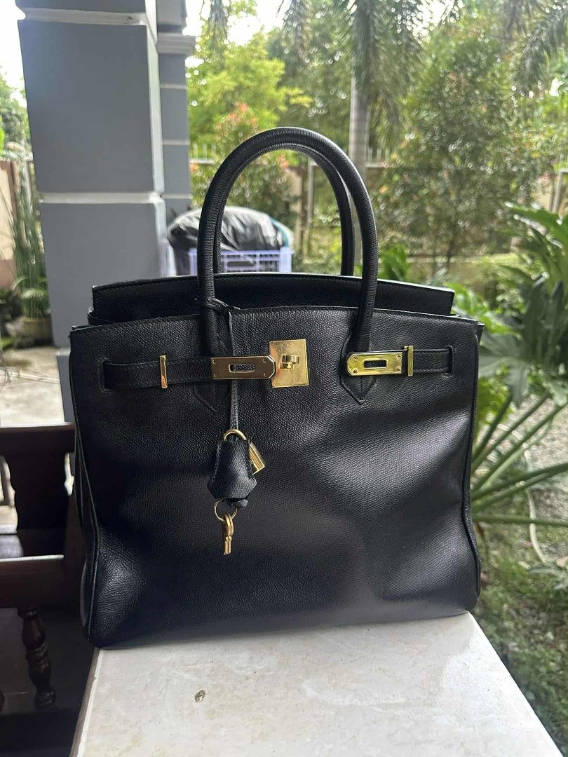 MADE IN ITALY BAG (Category: Shoulder Bags) located in Caloocan City. Submitted by thon0806 (Listing ID 1401666783, Image 1). Description: - Black leather handbag - Gold-tone hardware - Structured design - Top handles - Secure clasp closure - Includes key and key holder - High-quality leather - Classic and stylish.