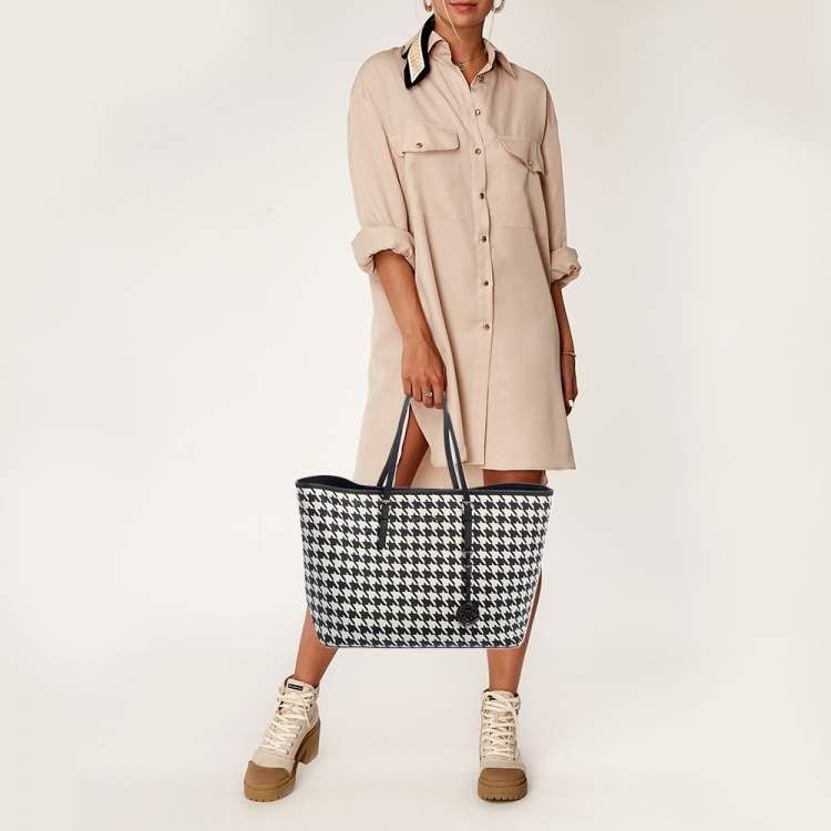 Michael Kors Tote (Category: Tote Bags) located in Las Pinas. Submitted by pachdeclutters (Listing ID 1401637843, Image 2). Description: Michael Kors Tote Bag - Features a classic houndstooth pattern - Spacious design - Perfect for everyday use - Stylish and chic PAYMENT FIRST BEFORE SHIPPING Mode of Payments: GCash and Metrobank.