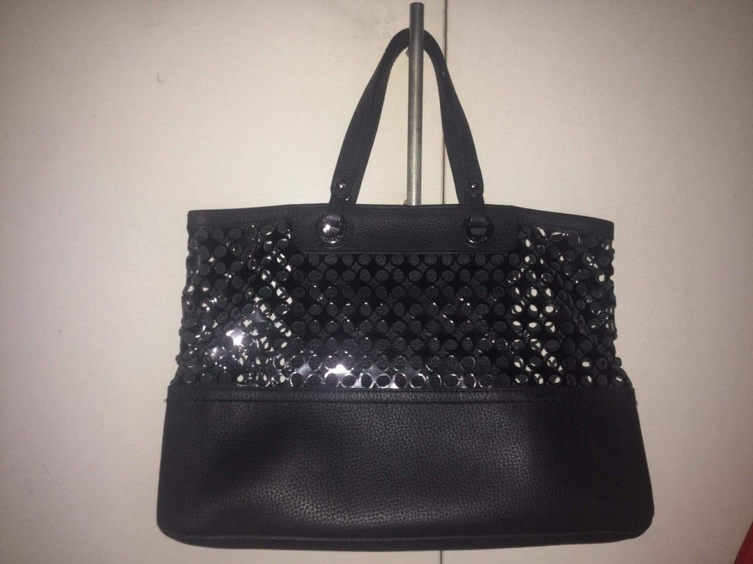 Oroton Leather Bag for Sale (Category: Shoulder Bags) located in Makati City. Submitted by alseastres2000 (Listing ID 1401657443, Image 1). Description: Basic Info Oroton medium-sized leather bag for sale It can be a hand bag and a shoulder bag Height: 25cm Length: 36.5cm Width: 12.5cm Original bag and rarely used RFS: Decluttering For sure buyers only and no to bogus buyers and joy reservers also Message me for more details Location: Makati and 