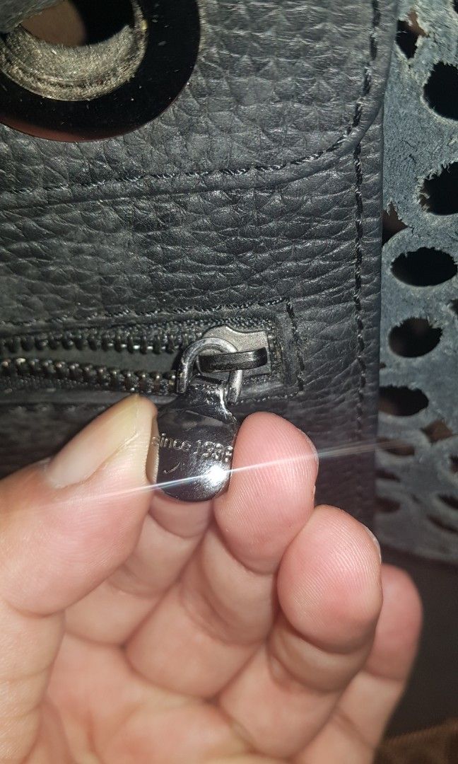 Oroton Leather Bag for Sale (Category: Shoulder Bags) located in Makati City. Submitted by alseastres2000 (Listing ID 1401657443, Image 3). Description: Basic Info Oroton medium-sized leather bag for sale It can be a hand bag and a shoulder bag Height: 25cm Length: 36.5cm Width: 12.5cm Original bag and rarely used RFS: Decluttering For sure buyers only and no to bogus buyers and joy reservers also Message me for more details Location: Makati and 