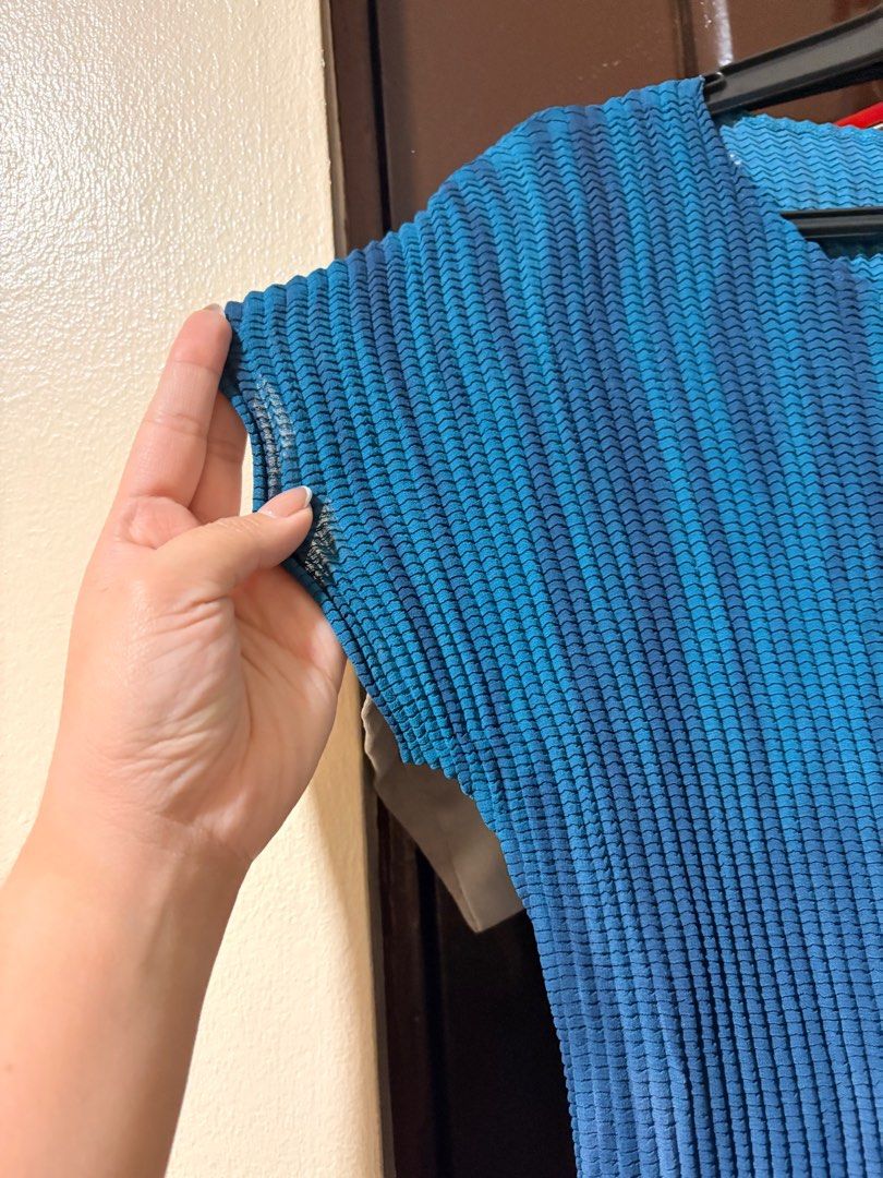 Pleated Top - Blue (Category: Blouses) located in Manila. Submitted by orion_declutter (Listing ID 1401656382, Image 3). Description: Stretchy office blouse Color just pops Very unique .