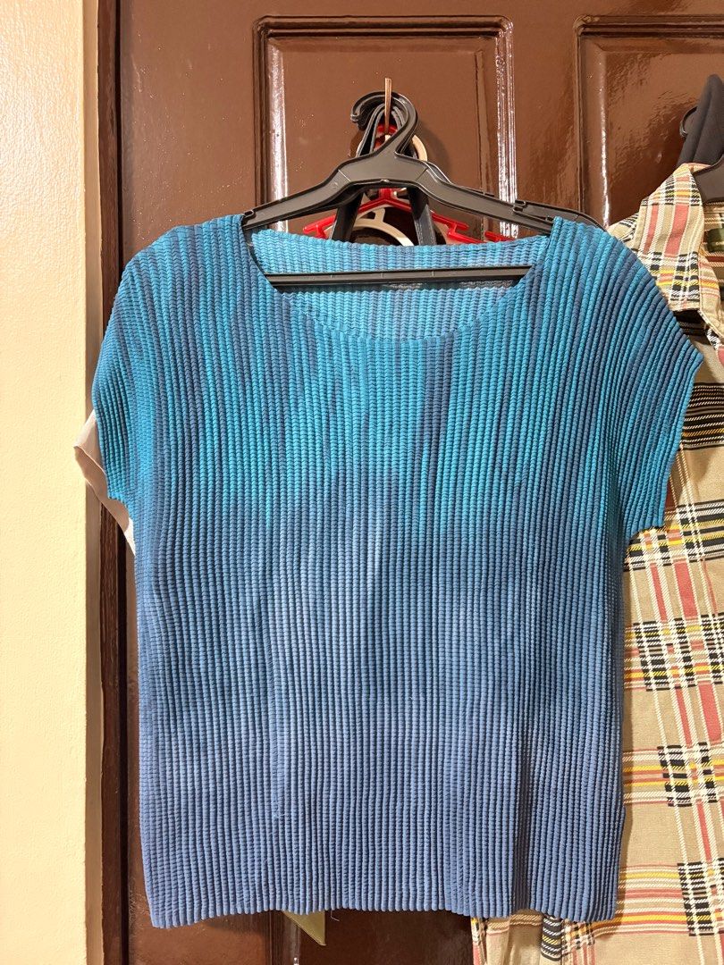 Pleated Top - Blue (Category: Blouses) located in Manila. Submitted by orion_declutter (Listing ID 1401656382, Image 2). Description: Stretchy office blouse Color just pops Very unique .