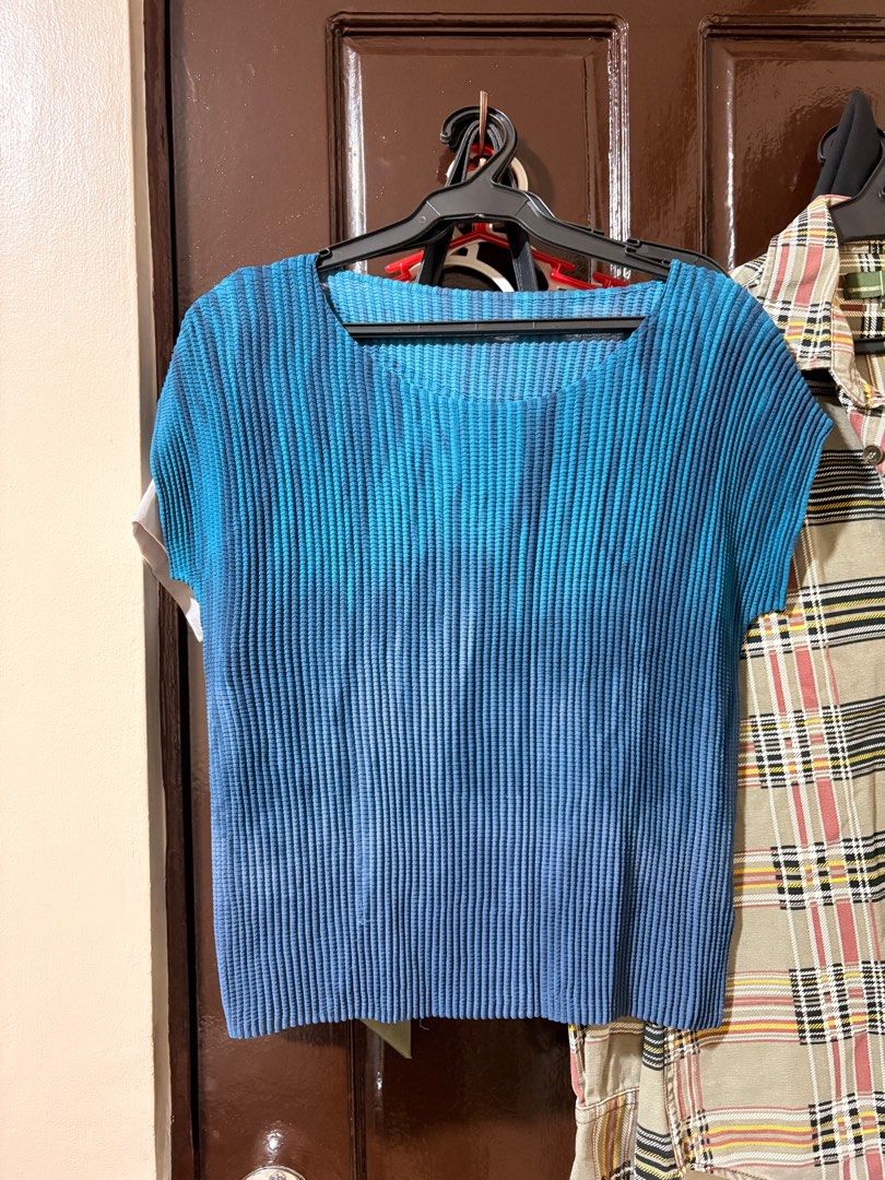 Pleated Top - Blue (Category: Blouses) located in Manila. Submitted by orion_declutter (Listing ID 1401656382, Image 1). Description: Stretchy office blouse Color just pops Very unique .