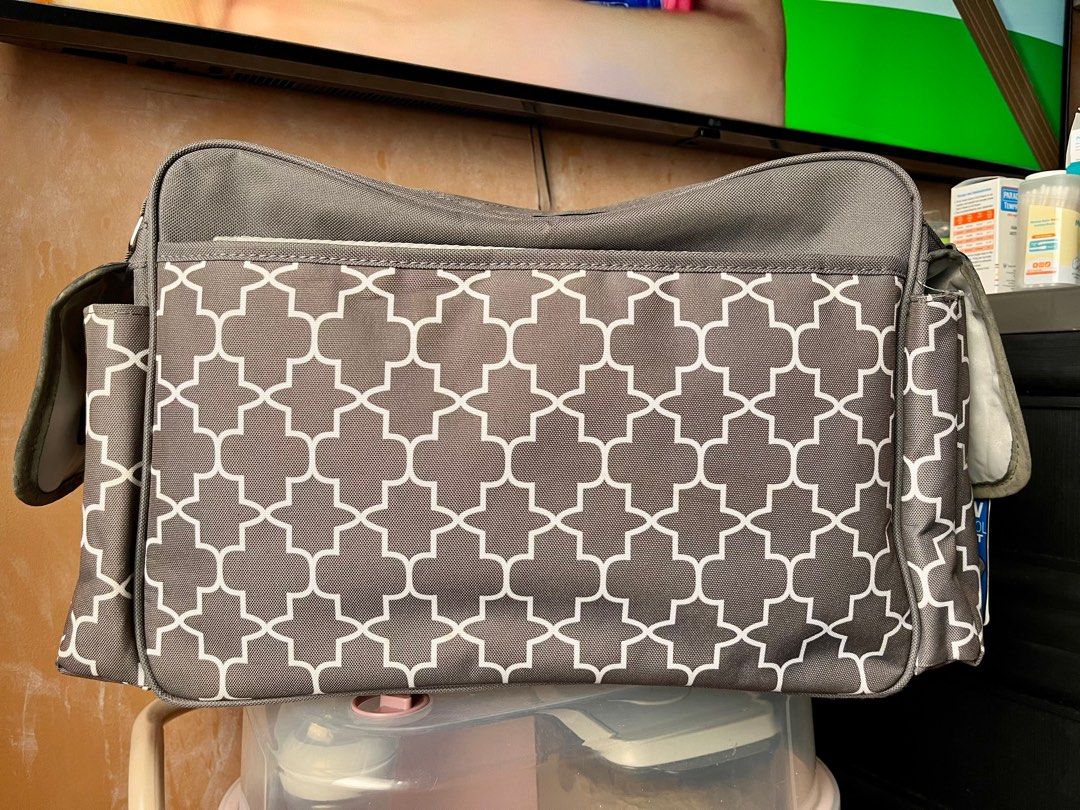 RYCO Diaper Bag with Multiple Pockets (Category: Diaper Bags & Wetbags) located in Navotas City. Submitted by mommy_tin (Listing ID 1401711103, Image 3). Description: Never used, nastock lang. Honest issue: yung lining nya nabakbak pero hndi naman halata sa malayuan. Needs washing din. Tignan nyo nalang yung picture..