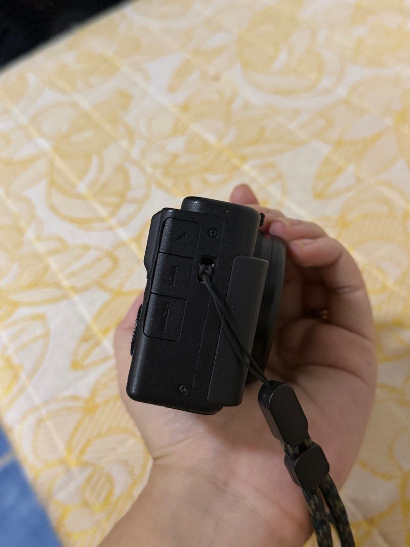 Sony ZV1 Compact Camera (Category: Cameras) located in Manila. Submitted by shoptilyoudrop12 (Listing ID 1401612864, Image 3). Description: Sony ZV1 Compact camera with freebies; camera bag, case and Ulanzi flash comes complete pristine condition.