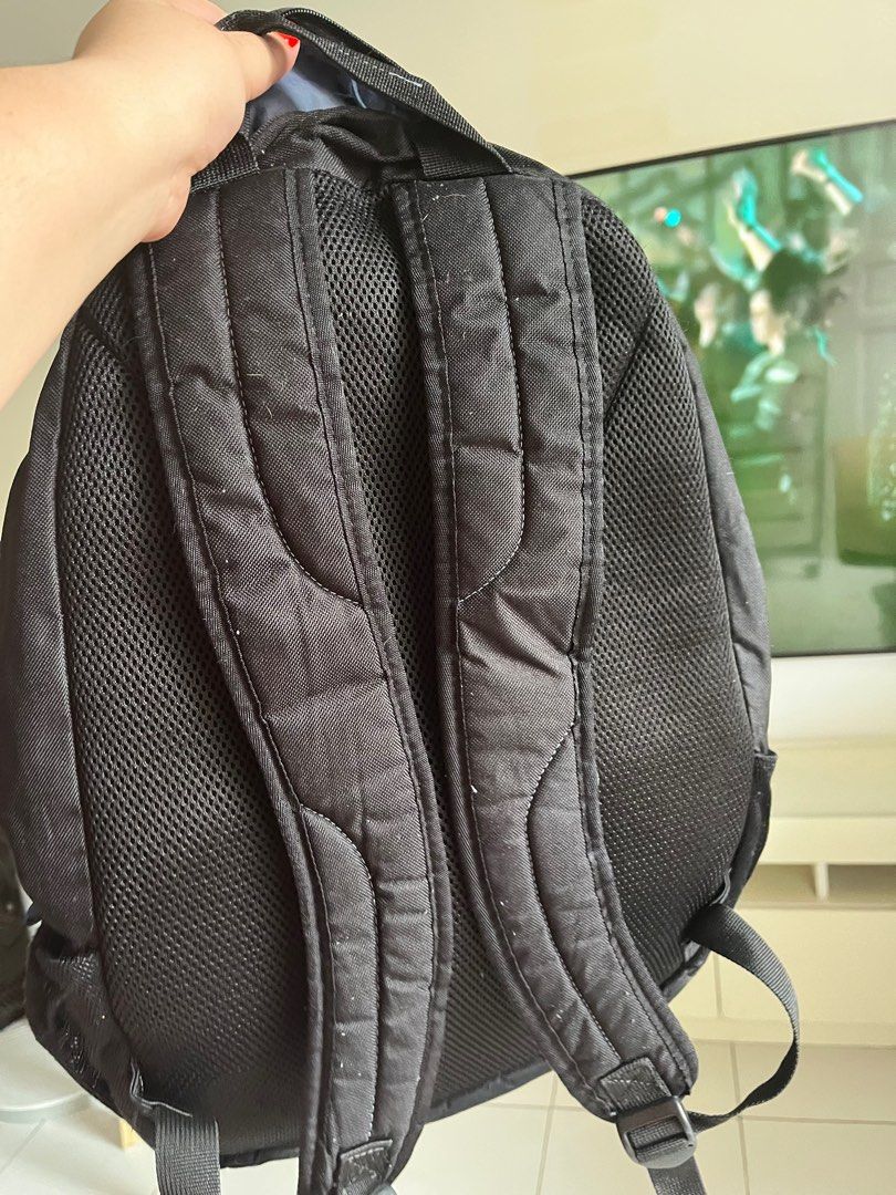Targus Backpack (Category: Backpacks) located in Quezon City. Submitted by everythingonline.ph (Listing ID 1401603505, Image 3). Description: - Targus backpack in navy blue - Suitable for everyday use - Features: - Multiple straps - Front pocket - Padded shoulder straps - Large main compartment - Interior pocket Signs of usage on the outside but pristine in the inside.
