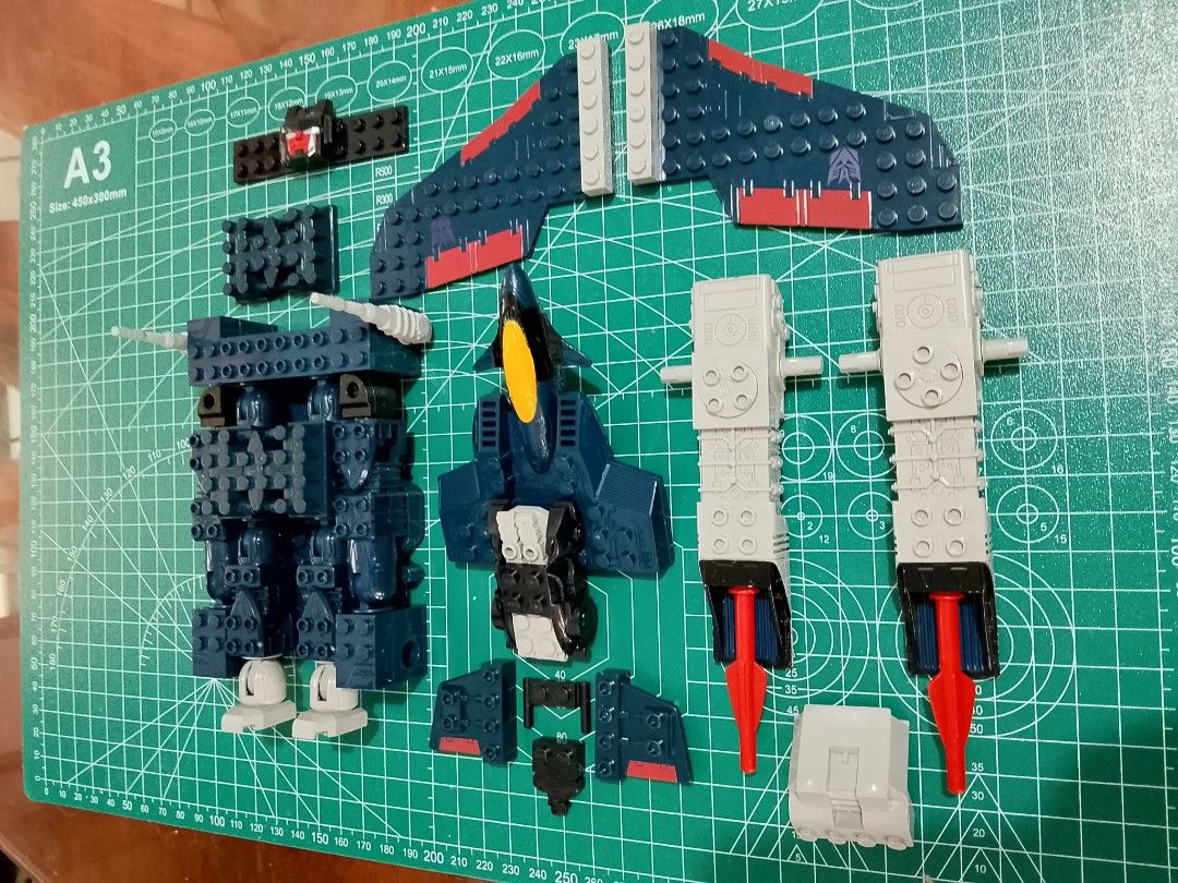 Transformers Armada Thundercracker Building Set (Category: Lego & Building Sets) located in San Vicente. Submitted by rakamiael810 (Listing ID 1401579260, Image 2). Description: - Transformers Armada Thundercracker action building set. - Includes all building blocks to assemble the Thundercracker figure. - Features a dark blue, red, and gray color scheme. - Compatible with other building block sets..