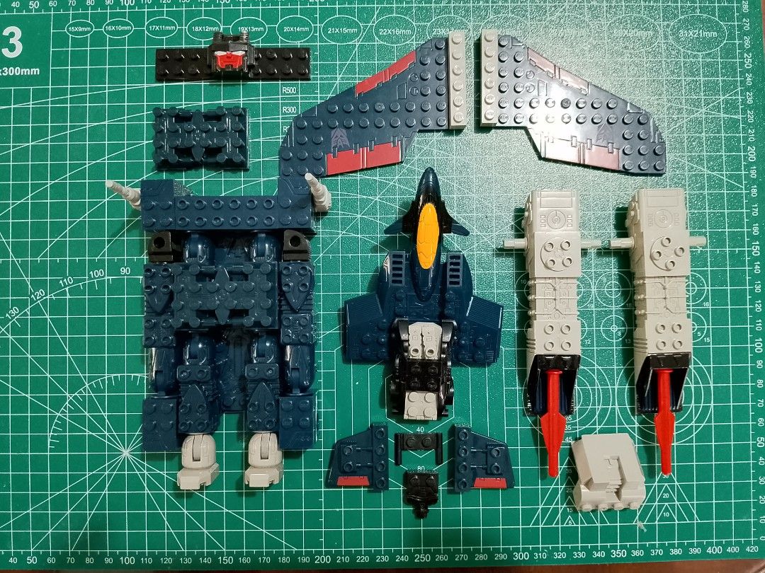 Transformers Armada Thundercracker Building Set (Category: Lego & Building Sets) located in San Vicente. Submitted by rakamiael810 (Listing ID 1401579260, Image 1). Description: - Transformers Armada Thundercracker action building set. - Includes all building blocks to assemble the Thundercracker figure. - Features a dark blue, red, and gray color scheme. - Compatible with other building block sets..