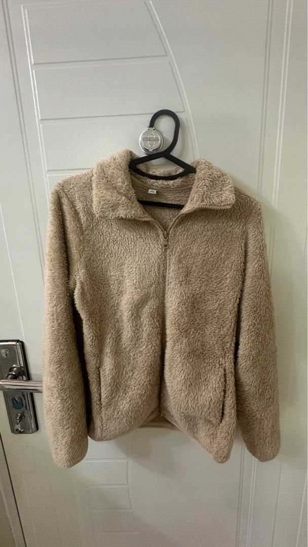 Uniqlo Fleece Jacket - Beige - L (Category: Coats, Jackets and Outerwear) located in Manila. Submitted by omenagi (Listing ID 1401655670, Image 1). Description: .