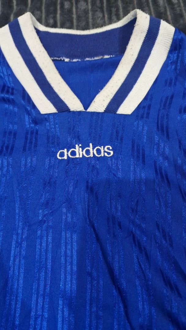 Vintage adidas longsleeve jersey type (Category: Coats, Jackets and Outerwear) located in Pili. Submitted by the_g_thrift (Listing ID 1401713464, Image 3). Description: Vintage adidas longsleeve jersey type dimes: 21 x30 very good cobdition cut tag but authentic minimal lints neck part .