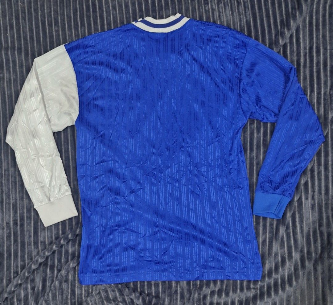 Vintage adidas longsleeve jersey type (Category: Coats, Jackets and Outerwear) located in Pili. Submitted by the_g_thrift (Listing ID 1401713464, Image 2). Description: Vintage adidas longsleeve jersey type dimes: 21 x30 very good cobdition cut tag but authentic minimal lints neck part .