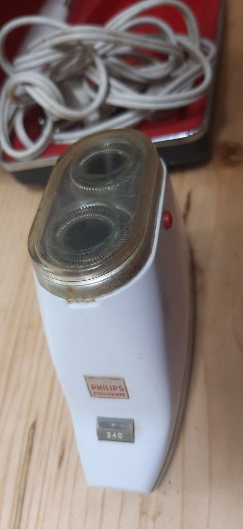 Vintage Philishave SC9040 electric beared shaver (Category: Men's Grooming) located in Manila. Submitted by olxph_ferdi3201 (Listing ID 1401617072, Image 3). Description: Vintage Philishave sc9040 ,electric beared shaver ,made in great britain very good condition.Negotiable ,Marikina loc.ko.