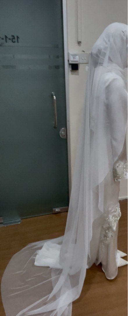 Wedding veil basic (Category: Sets or Coordinates) located in Merlimau. Submitted by flowergranger (Listing ID 1401707775, Image 1). Description: Veil net kosong 2m never worn.