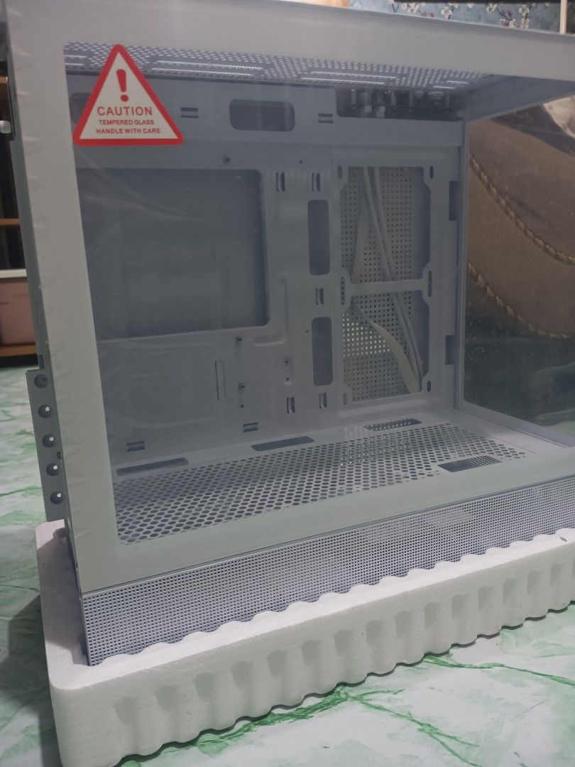 White PC Case with Glass Panel (Category: Desktops) located in Manila. Submitted by keeper_11 (Listing ID 1401662881, Image 2). Description: ACER brand Fish tank computer case bnew RFS: Magbbuild dapat pc kaso hindi natuloy.