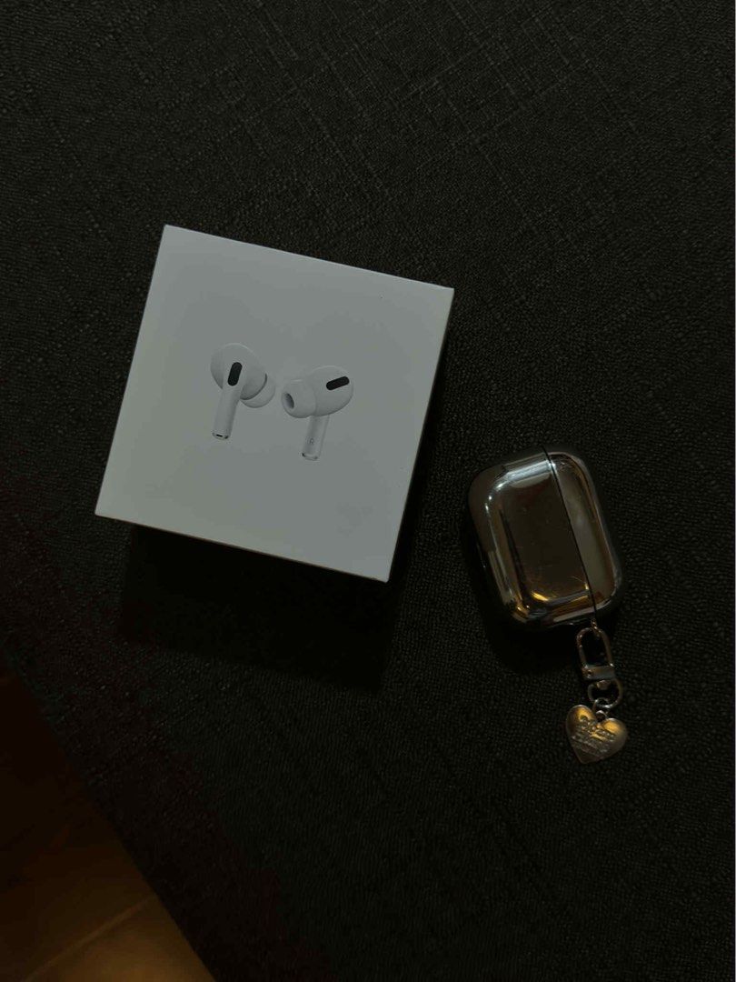 Apple AirPods Pro Gen 1 (Category: Earphones) located in Quezon City. Submitted by afterschoolmnl (Listing ID 1403297810, Image 3). Description: AirPods Pro (1st Gen) – Original Apple, Good Working Condition 🔊 Active Noise Cancelling works great 🎧 Clear sound + strong bass 🎙️ Mic OK for calls / Zoom / online class 🏋️ Perfect for workout / gym / commute 📦 Inclusions: • Box • Charging case • Small silicone ear tips • Original unit, NOT replace