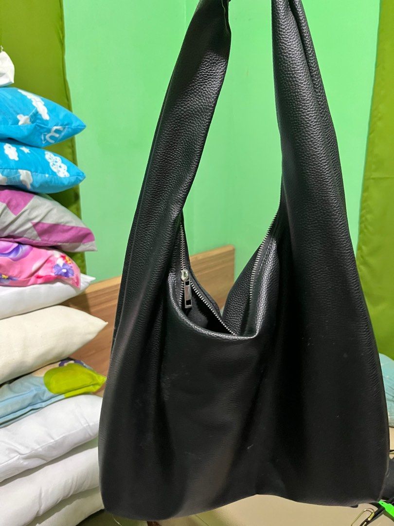 AZTRID Hobo Bag in XL (Category: Shoulder Bags) located in Lucena. Submitted by rroxas46 (Listing ID 1403290140, Image 2). Description: Aztrid Hobo Bag Black XL size Last Price Posted.