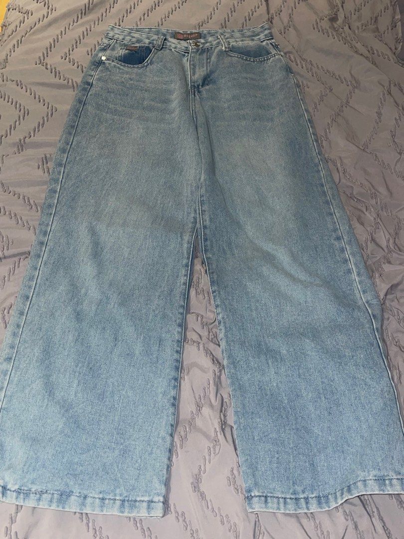 BEEPOP Davies Light Acid Jeans Size 27 (Category: Jeans) located in Paranaque City. Submitted by kkullects (Listing ID 1403404456, Image 2). Description: RFS: too large for me Size: 27 no WW Like new - used it twice Location: BF Homes, Parañaque MOP: Gcash / Maya / Seabank MOD: Gogo Xpress / J&T ** Customers will shoulder the shipping fee.
