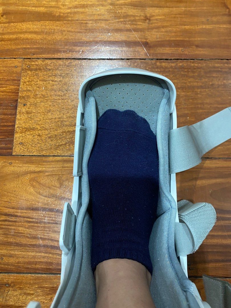 CAM Boot With Built-In Air Pump (Category: Medical Supplies & Tools) located in Quezon City. Submitted by itstrickyvicky (Listing ID 1403320641, Image 3). Description: Brand new.
