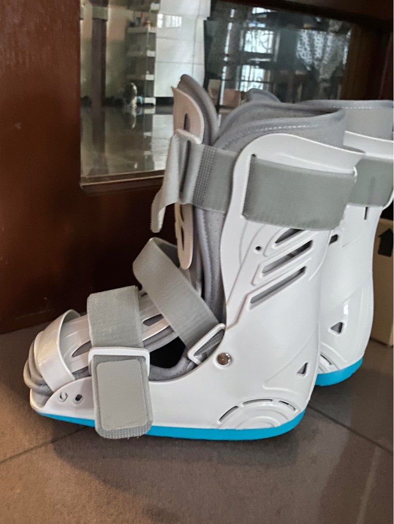 CAM Boot With Built-In Air Pump (Category: Medical Supplies & Tools) located in Quezon City. Submitted by itstrickyvicky (Listing ID 1403320641, Image 2). Description: Brand new.