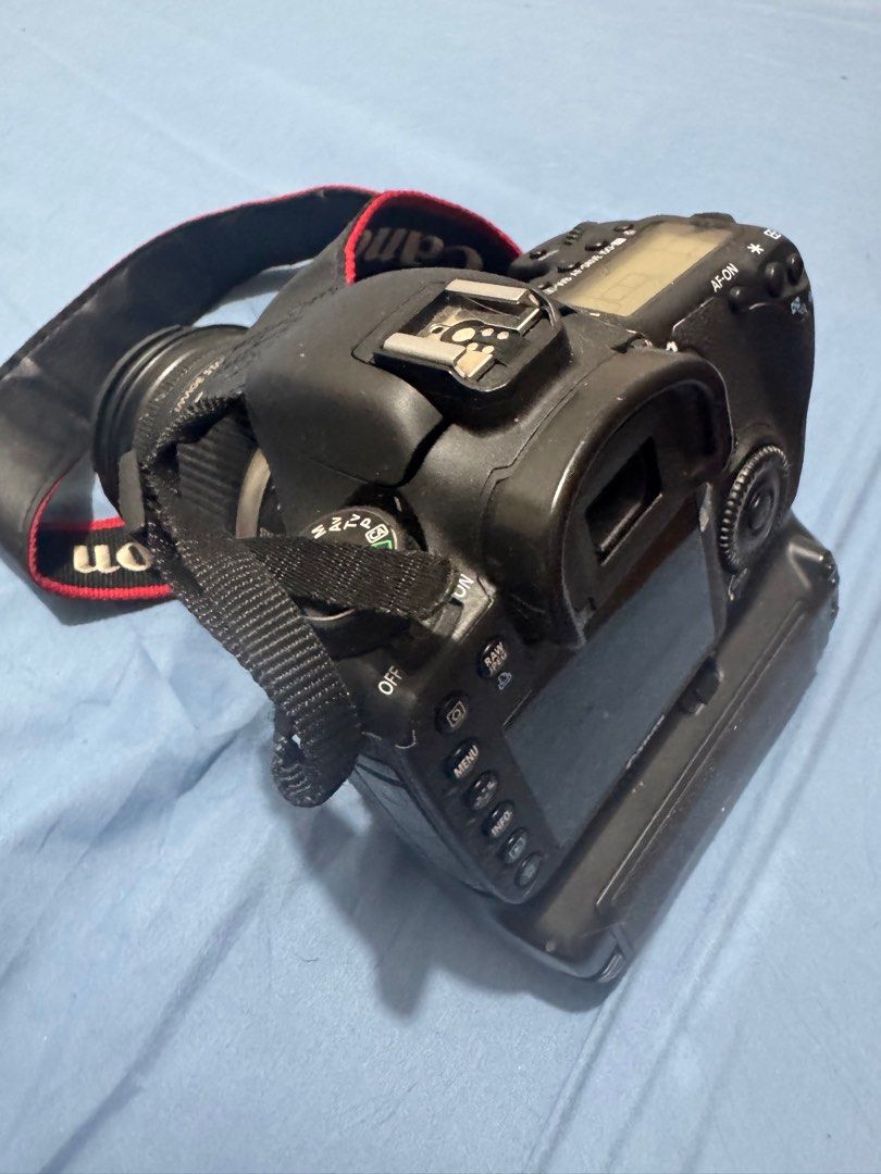 Canon 7D Photographer Set (Category: Cameras) located in Manila. Submitted by aladinhear96269 (Listing ID 1403394473, Image 3). Description: This Canon 7D is rarely used. With Box, manual, drivers, and wires. Probably less than 1k actuations. Kept and stored properly. Take All! This is a good deal for aspiring photographers/hobbyists. Even for gadget resellers! Included/As Freebies: External Flash Speedlite 2 Original Canon Batteries Battery Pack