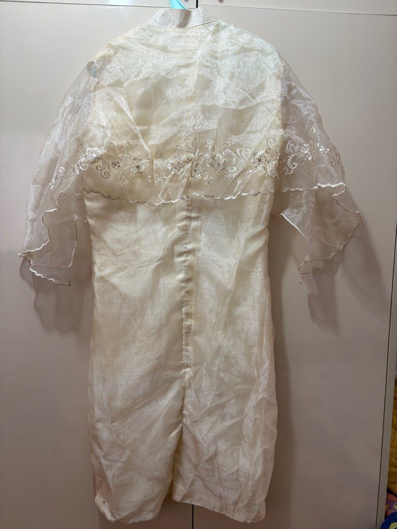 Cream Embroidered Barong Tagalog (Category: Dresses) located in Caloocan City. Submitted by kelogz89 (Listing ID 1403249937, Image 2). Description: Will fit medium to large size No issue With a bit stain only at lower end of the dress .