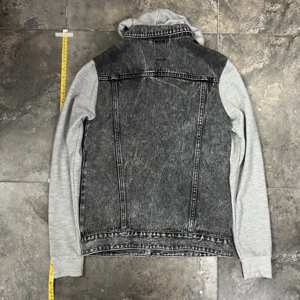 Denim Co. Denim Jacket with Hood 19x26 (Category: Coats, Jackets and Outerwear) located in Quezon City. Submitted by ulapaap (Listing ID 1403310673, Image 2). Description: - Denim Co. jacket - Denim body with gray sleeves and hood - Classic button-up design - Two chest pockets - Size: XS - Made in China.