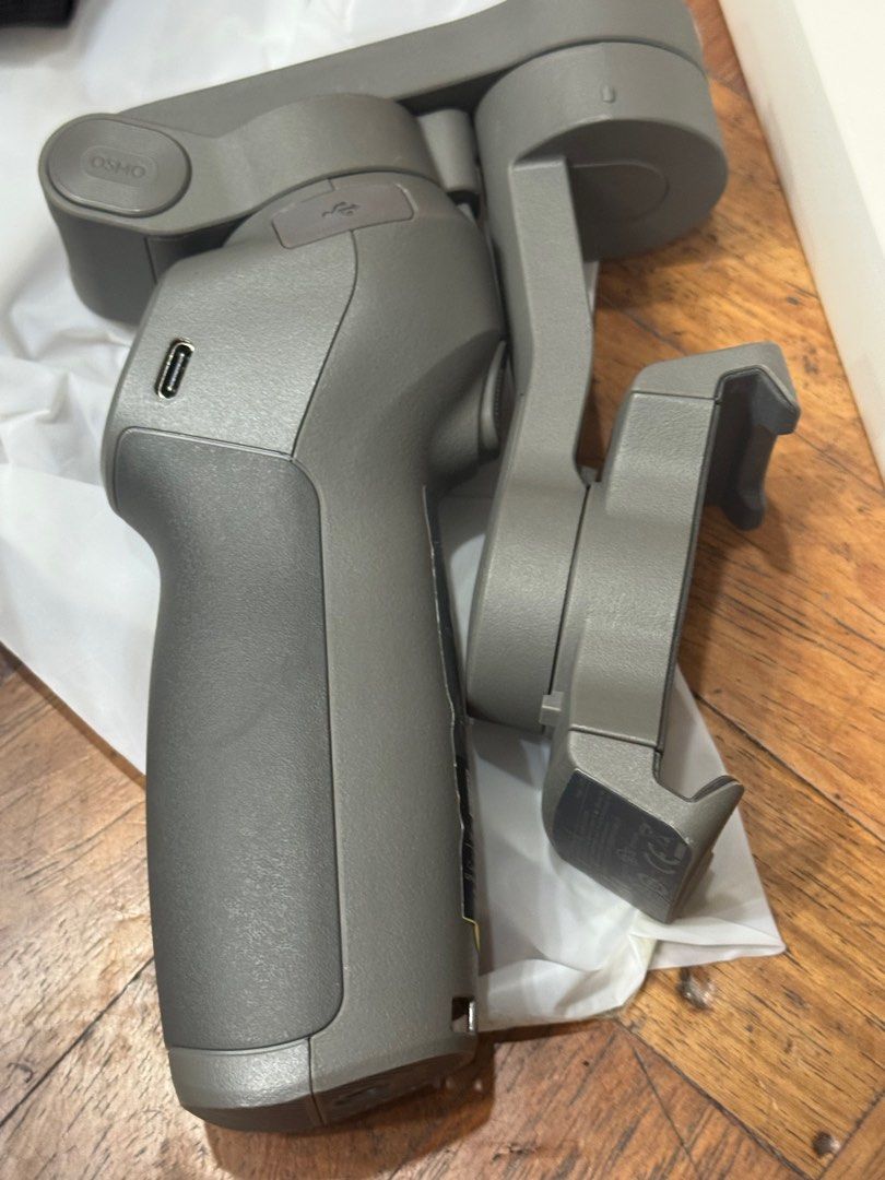 DJI Osmo Mobile 3 Combo (Category: Other Gadgets) located in Manila. Submitted by aladinhear96269 (Listing ID 1403396687, Image 3). Description: Complete Inclusion. Used only twice on quick trips. RFS: Decluttering.