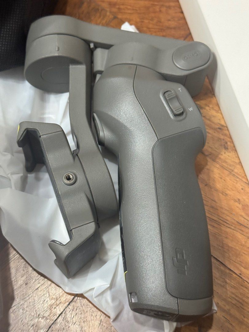 DJI Osmo Mobile 3 Combo (Category: Other Gadgets) located in Manila. Submitted by aladinhear96269 (Listing ID 1403396687, Image 2). Description: Complete Inclusion. Used only twice on quick trips. RFS: Decluttering.