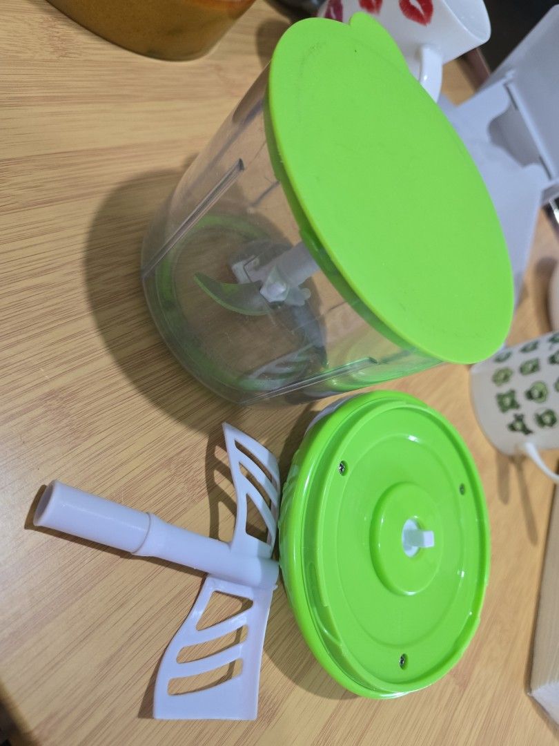 Edmark Smart Pull N Chop (Category: Other Kitchen Appliances) located in Quezon City. Submitted by rainyg8 (Listing ID 1403357348, Image 1). Description: - Manual food chopper for quick chopping - Includes blade attachment and egg beating attachment - With extra cover - Easy to use - Easy to clean.