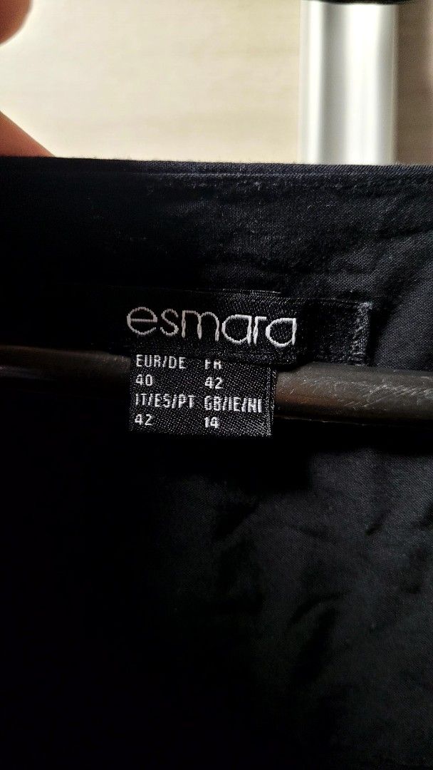Esmara Black V-Neck Dress (Category: Shirts) located in Bacoor. Submitted by jhas06 (Listing ID 1403242832, Image 2). Description: - Esmara black V-neck t-shirt - Size 42 - Short sleeves - Simple design - Soft, breathable fabric - Versatile for various occasions.