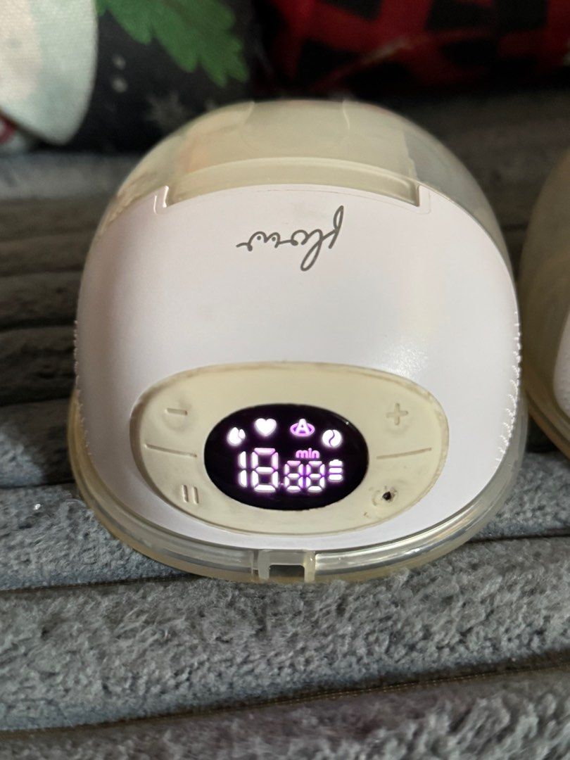 Flow V8 Wearable Breast Pump (Category: Breastfeeding & Bottle Feeding) located in Manila. Submitted by janelica220598 (Listing ID 1403353659, Image 3). Description: Used for 8 months You can replace the body for sanitary purposes. Working condition Free dr. Isla pump used twice 4200 for both Bought for 3k plus each Bought the Dr isla for 800 plus .