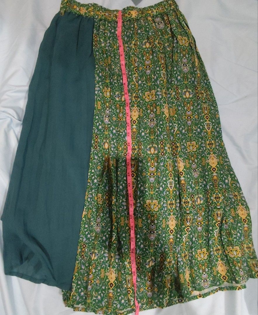 Green Floral Maxi Skirt (Category: Skirts) located in Quezon City. Submitted by melsc (Listing ID 1403348175, Image 1). Description: Preloved Green floral maxi skirt - Features a solid green panel - Flowy, lightweight material - Perfect for warm weather - Approximately 26 inches long - Comfortable, relaxed fit Size : 27-28 inches Locatio : Quezon City near SM North.