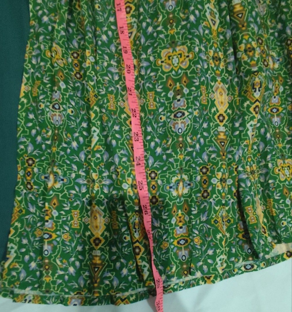Green Floral Maxi Skirt (Category: Skirts) located in Quezon City. Submitted by melsc (Listing ID 1403348175, Image 2). Description: Preloved Green floral maxi skirt - Features a solid green panel - Flowy, lightweight material - Perfect for warm weather - Approximately 26 inches long - Comfortable, relaxed fit Size : 27-28 inches Locatio : Quezon City near SM North.