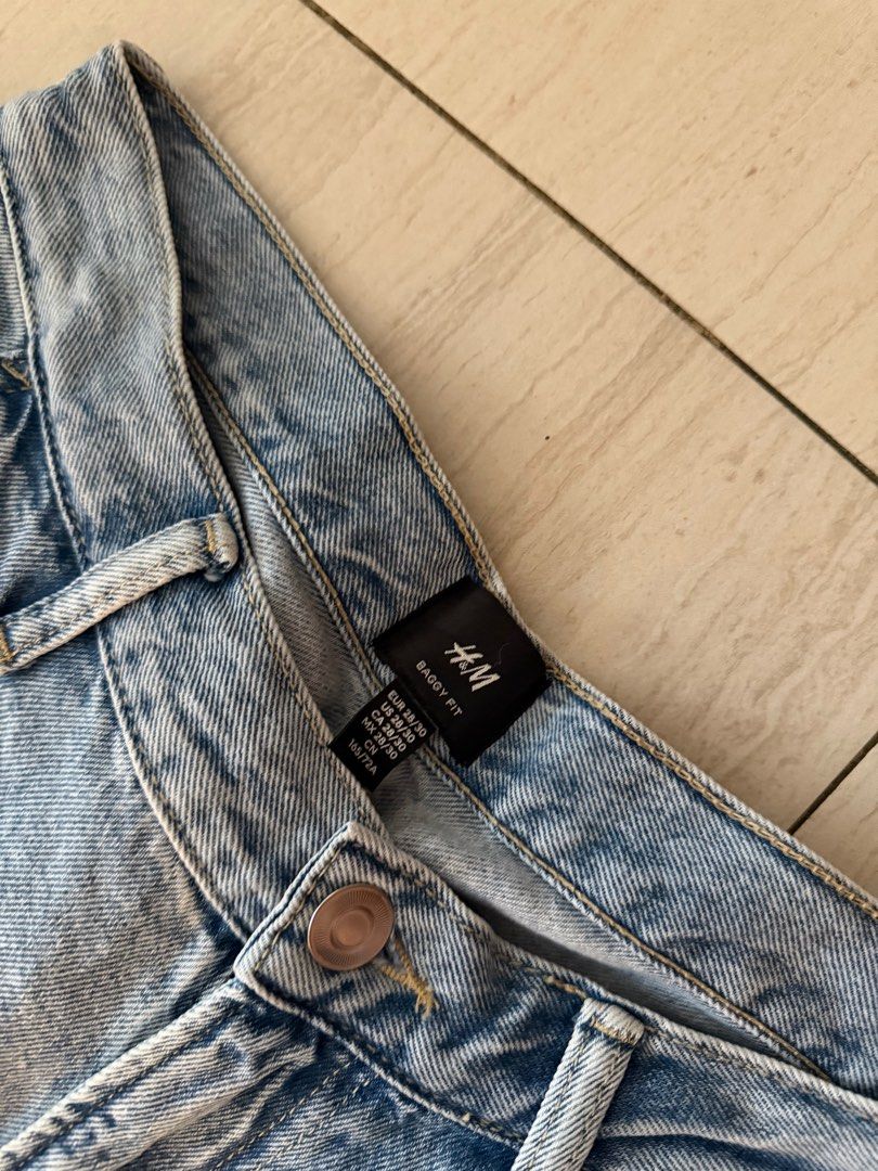 H&M Baggy Fit Cargo Jeans (Category: Jeans) located in Makati City. Submitted by team_maxvin (Listing ID 1403249859, Image 2). Description: .