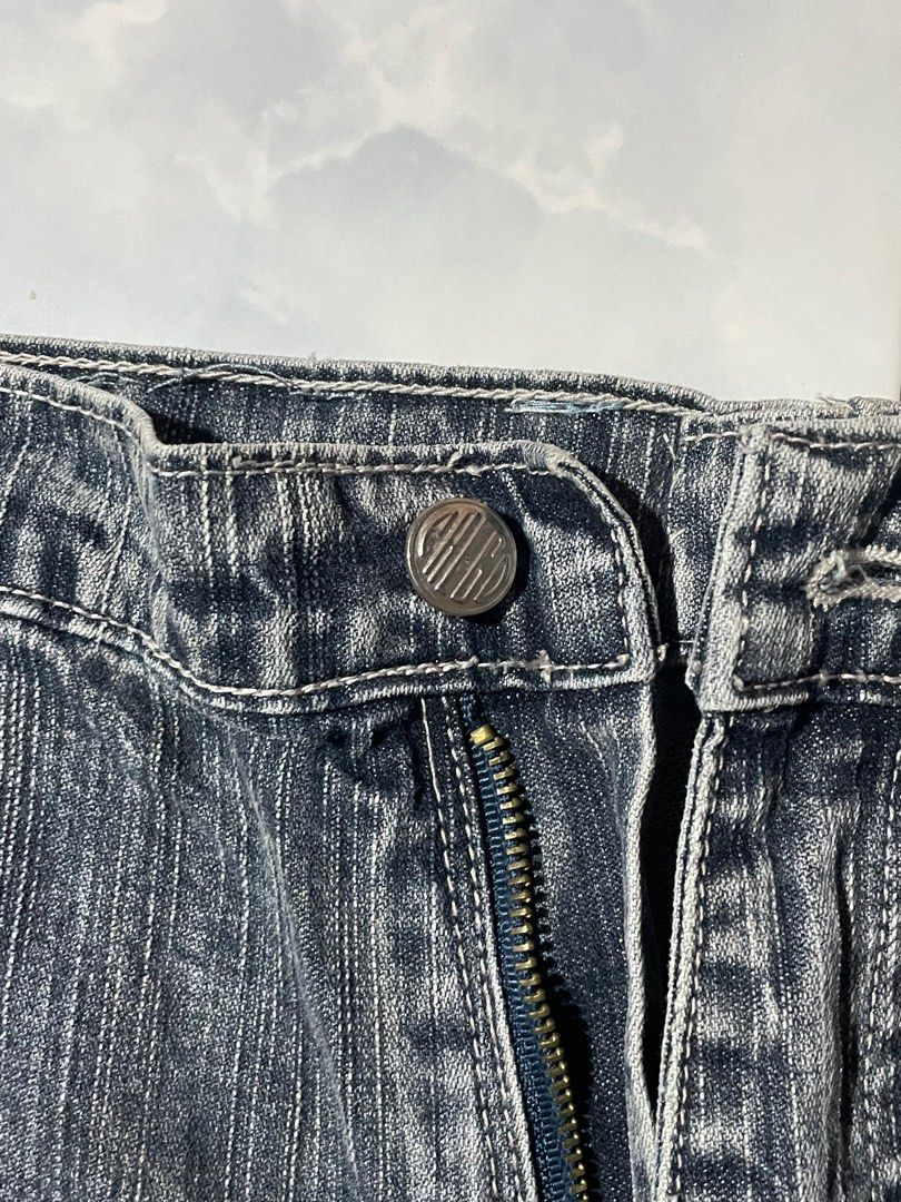 Jorts (prego jeans) (Category: Shorts) located in Makati City. Submitted by berto01 (Listing ID 1403402111, Image 3). Description: prego jeans turned into baggy jorts it is reworked (see photo) but it is good for outfits and trendy 17x22 leghole is 13inch.