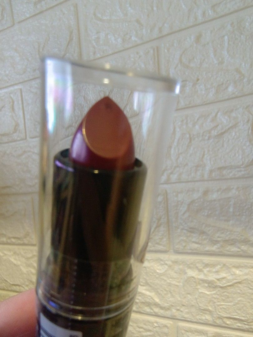 L.A. Colors Vintage Lipstick (Category: Makeup) located in Rodriguez. Submitted by applepink07 (Listing ID 1403373523, Image 2). Description: for free when you buy any Victoria Secret - Authentic L.A. Colors Vintage Lipstick - Shade: CLIPC843 (Red) - New and Unused - Black tube with clear cap - Net Weight: 0.13 oz (3.8g) bought from San Francisco US best Christmas gift gift for wife gift for her.