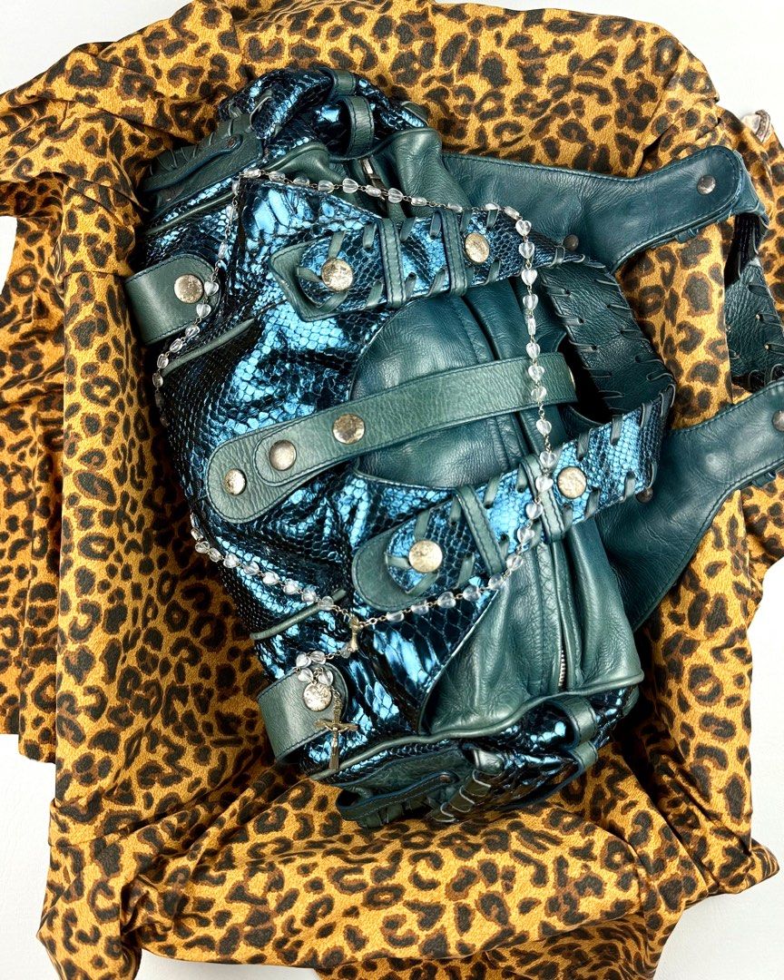 LOOKING FOR VINTAGE CHLOE BAGS (Category: Shoulder Bags) located in San Juan, La Union. Submitted by thingsfrom00s (Listing ID 1403360255, Image 3). Description: LOOKING FOR VINTAGE CHLOE BAGS.