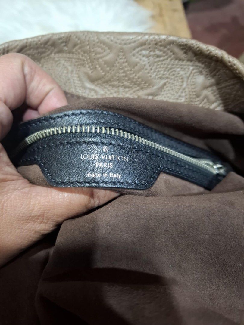 Louis Vuitton mocha Anthea fume (Category: Luxury Bags & Wallets) located in Butuan. Submitted by natalday (Listing ID 1403282245, Image 2). Description: - Authentic Louis Vuitton hobo bag - Iconic brown monogram pattern - Soft brown fabric interior - Comfortable black leather shoulder strap - Secure zipper closure - Made in Italy.