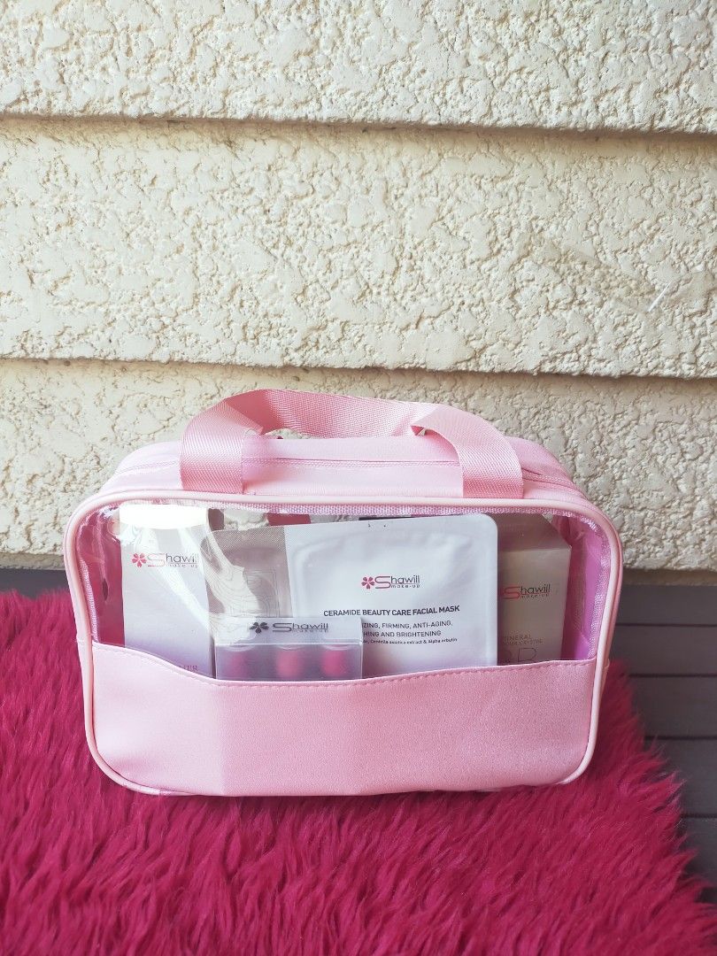 MAKE UP BAG /SKINCARE ESSENTIALS Meduim Bag (Category: Makeup) located in Quezon City. Submitted by floreskari78555 (Listing ID 1403312218, Image 1). Description: MAKE UP / SKINCARE ESSENTIALS MEDUIM BAG 26cm width 16cm height essentials bag spacious with handle transparent and leather available for retail 1pc and 10pcs -500pcs wholesale.