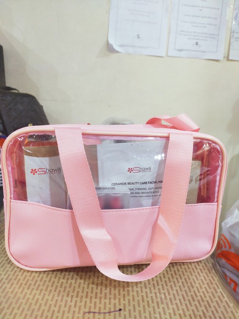 MAKE UP BAG /SKINCARE ESSENTIALS Meduim Bag (Category: Makeup) located in Quezon City. Submitted by floreskari78555 (Listing ID 1403312218, Image 3). Description: MAKE UP / SKINCARE ESSENTIALS MEDUIM BAG 26cm width 16cm height essentials bag spacious with handle transparent and leather available for retail 1pc and 10pcs -500pcs wholesale.